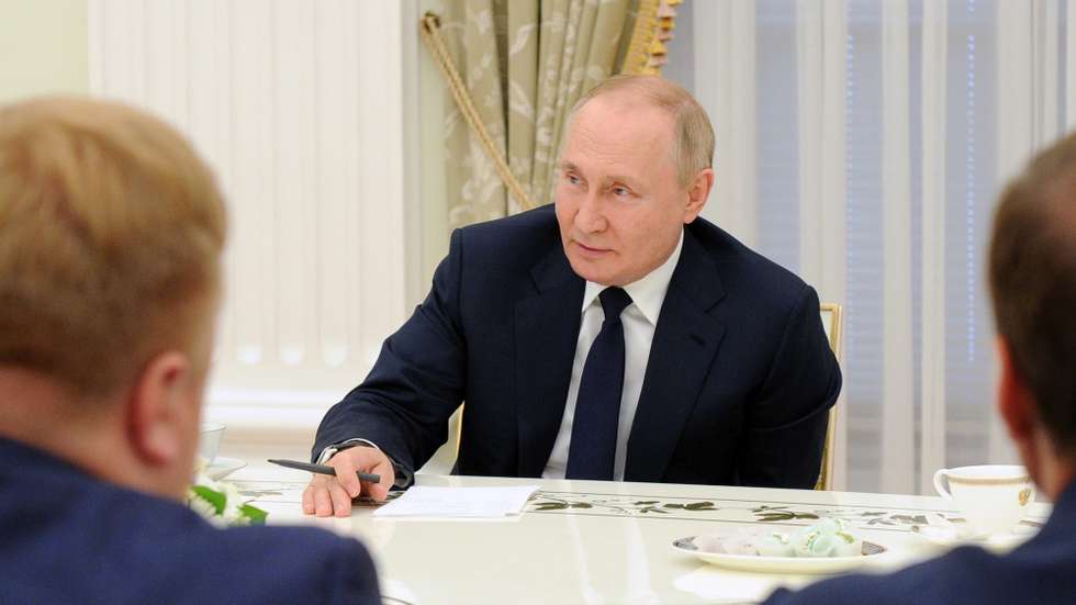 epa10057518 Russian President Vladimir Putin meets with the winners of the Leaders of Russia competition, the flagship project of the Russia - Land of Opportunity presidential platform, at the Kremlin in Moscow, Russia, 07 July 2022.  EPA/MIKHAEL KLIMENTYEV/SPUTNIK/KREMLIN POOL MANDATORY CREDIT