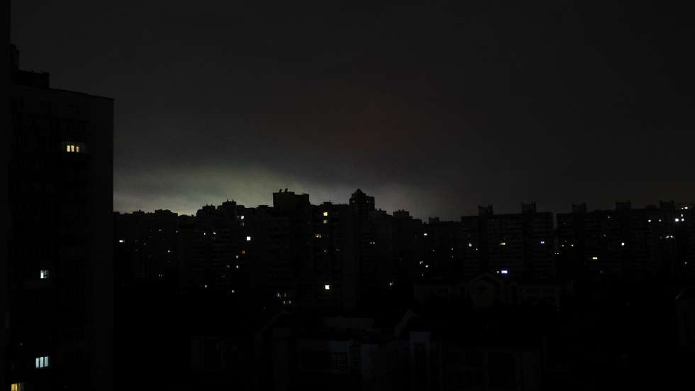 epa11456438 A residential area during an electricity blackout in Kyiv, Ukraine, 04 July 2024. Ukraine has been experiencing issues with electricity availability since May 2024 following Russian rocket and drone shelling of critical infrastructure. Russian troops entered Ukrainian territory on 24 February 2022, starting a conflict that has provoked destruction and a humanitarian crisis.  EPA/SERGEY DOLZHENKO