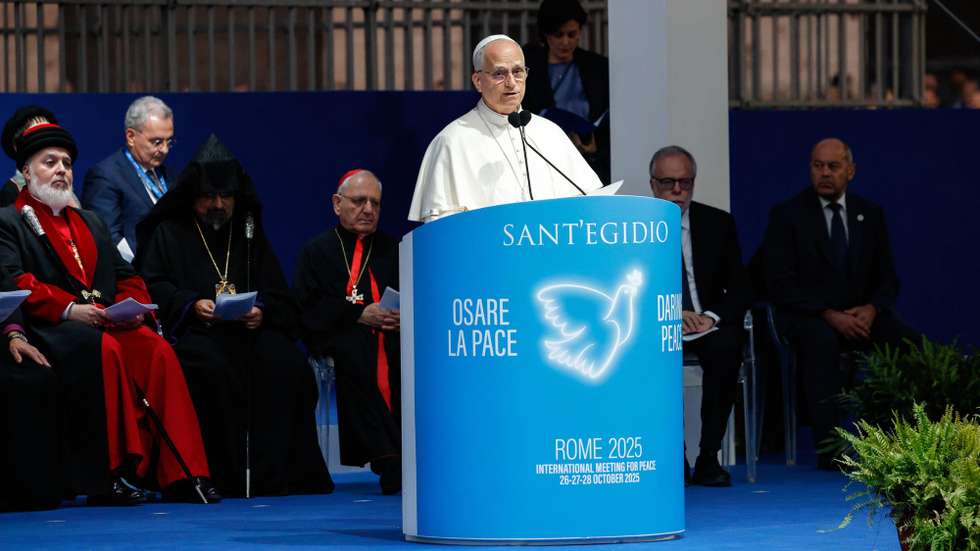 epa12487962 Pope Leo XIV speaks during the closing ceremony of the International Meeting of Dialogue and Prayer for Peace of the Community of Sant'Egidio at the Colosseum, in Rome, Italy, 28 October 2025.  EPA/GIUSEPPE LAMI