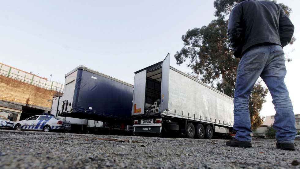 Cerca de uma dezena de veículos pesados de mercadorias, um automóvel, quatro motos, vários atrelados para transporte de cavalos, peças de automóvel de origem japonesa, paletas de bolachas, salsichas, bacalhau, quadros decorativos, 10 toneladas de rolos de polietileno e 16 toneladas de rolos de papel, fazem parte de apreensões realizadas pela PSP e que resultam de uma megaoperação em diversos distritos do Norte, que se salda, para já, em 13 detenções, anunciou a Direcção Nacional da corporação, Porto, 23 de novembro de 2011. JOSE COELHO/LUSA