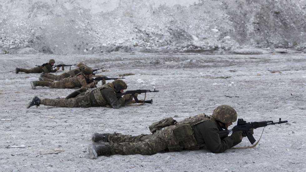 epa11223105 Servicemen of the 18th Sloviansk Brigade of the Donbas battalion of the Ukrainian National Guard attend their training on a shooting range near a frontline in the Donetsk area, Ukraine,  15 March 2924 amid the Russian invasion. Russian troops entered Ukraine in February 2022 starting a conflict that has provoked destruction and a humanitarian crisis.  EPA/YAKIV LIASHENKO