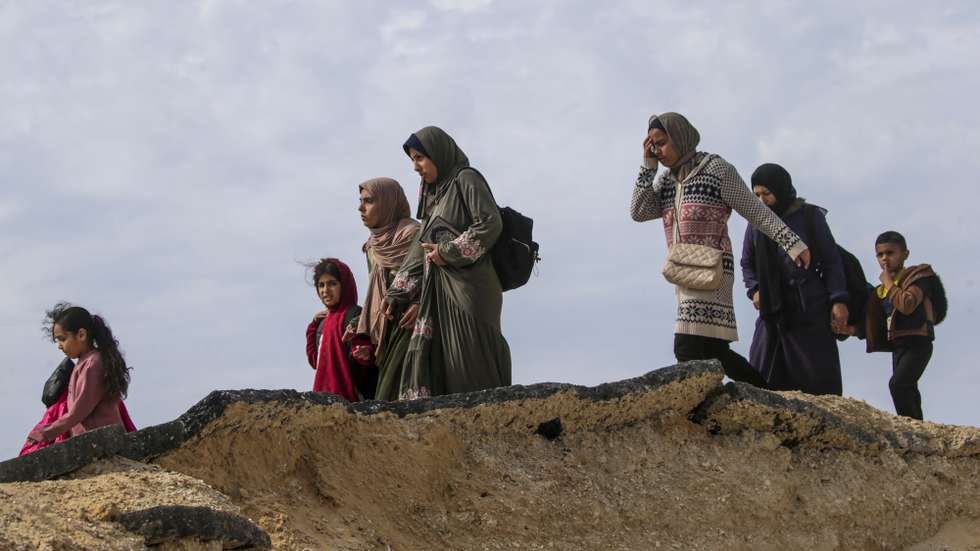 epaselect epa11234194 Palestinians, including women and children, crossing from northern to southern Gaza walk along Al Rashid road, Gaza Strip, 21 March 2024. Since 07 October 2023, up to 1.9 million people, or more than 85 percent of the population, have been displaced throughout the Gaza Strip, some more than once, according to the United Nations Relief and Works Agency for Palestine Refugees in the Near East (UNRWA), which added that most civilians in Gaza are in 'desperate need of humanitarian assistance and protection'. Thousands of Israelis and Palestinians have been killed since the militant group Hamas launched an unprecedented attack on Israel from the Gaza Strip on 07 October 2023, and the Israeli strikes on the Palestinian enclave which followed it.  EPA/MOHAMMED SABER