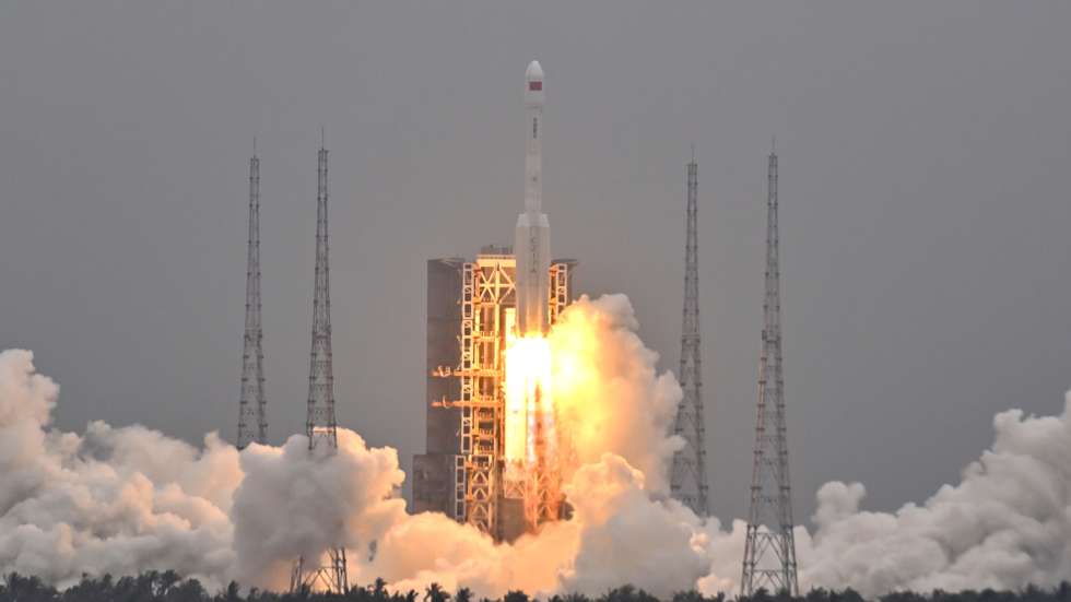 epa12500971 A modified Long March-7 carrier rocket carrying the Yaogan-46 satellite blasts off from the Wenchang Spacecraft Launch Site in the Hainan Province, China, 03 November 2025. The satellite was launched at 11:47 a.m. (Beijing Time) and has entered the preset orbit successfully.  EPA/XINHUA / GUO CHENG CHINA OUT / UK AND IRELAND OUT  /       MANDATORY CREDIT EDITORIAL USE ONLY