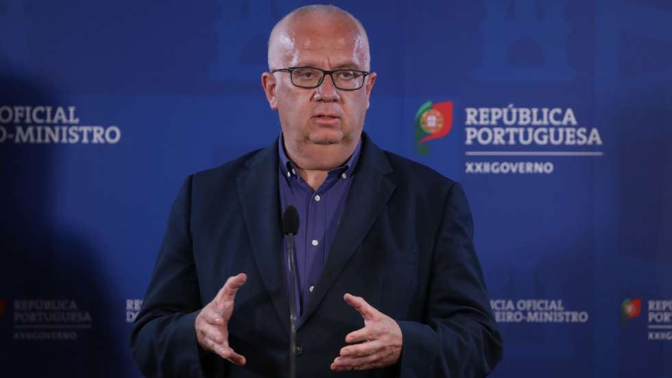 O ministro da Administração Interna, Eduardo Cabrita, fala aos jornalistas após a reunião de trabalho com os presidentes de Câmara dos municípios de Lisboa, Amadora, Sintra, Odivelas e Loures, com o objetivo discutir a estratégia de prevenção e controlo da covid-19 nos concelhos da Área Metropolitana de Lisboa. na residência oficial  de S. Bento, em Lisboa, 20 de julho de 2020. ANTÓNIO COTRIM/LUSA