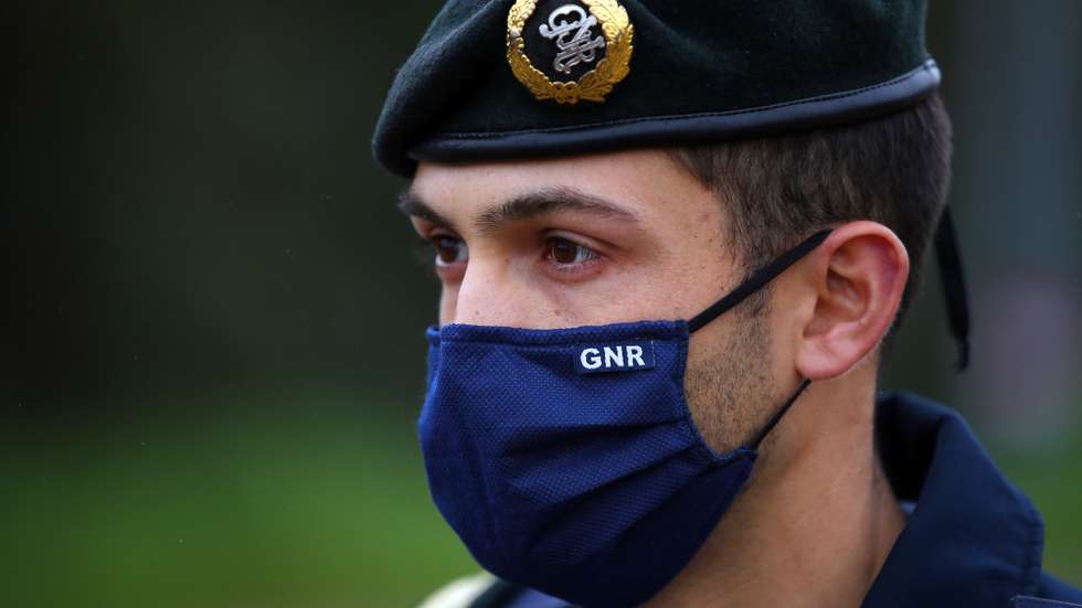 O Capitão João Lourenço, responsável da GNR pela operação de controlo na fronteira do Caia (Elvas). As fronteiras foram repostas desde as 00:00 de domingo, dia 31 de Janeiro, no âmbito das medidas para conter a propagação da covid-19 no território português. Elvas, 31 de janeiro de 2021. NUNO VEIGA/LUSA