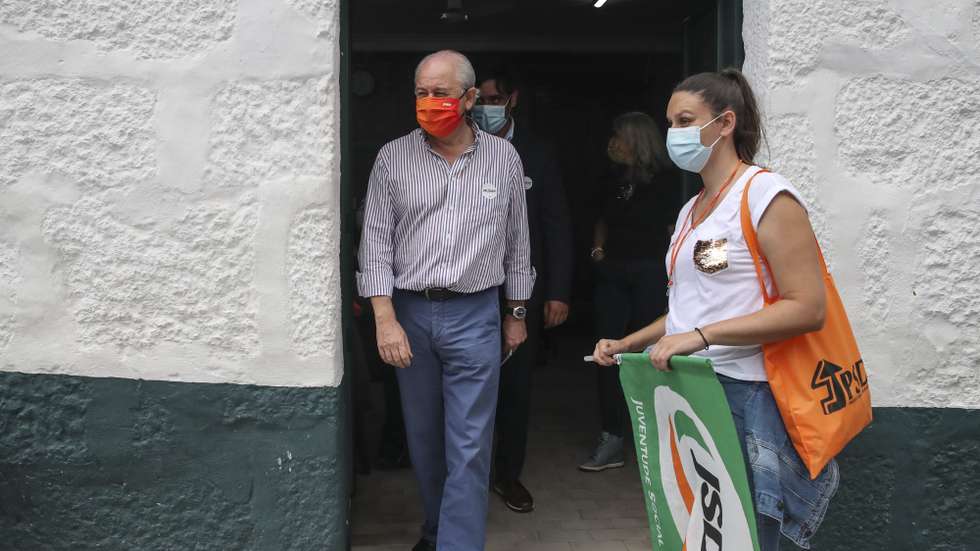 O presidente do PSD Rui Rio (E) contacta com a população e comércio local de Castelo de Paiva, 7 de setembro de 2021. JOSÉ COELHO/LUSA