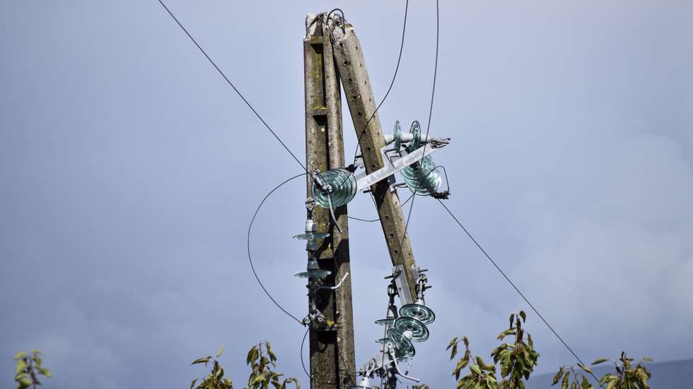 Um poste de eletricidade destruído após a passagem de um tornado que arrancou árvores e telhas em Bacharela, Alcobaça 16 de setembro de 2014. CARLOS BARROSO/LUSA
