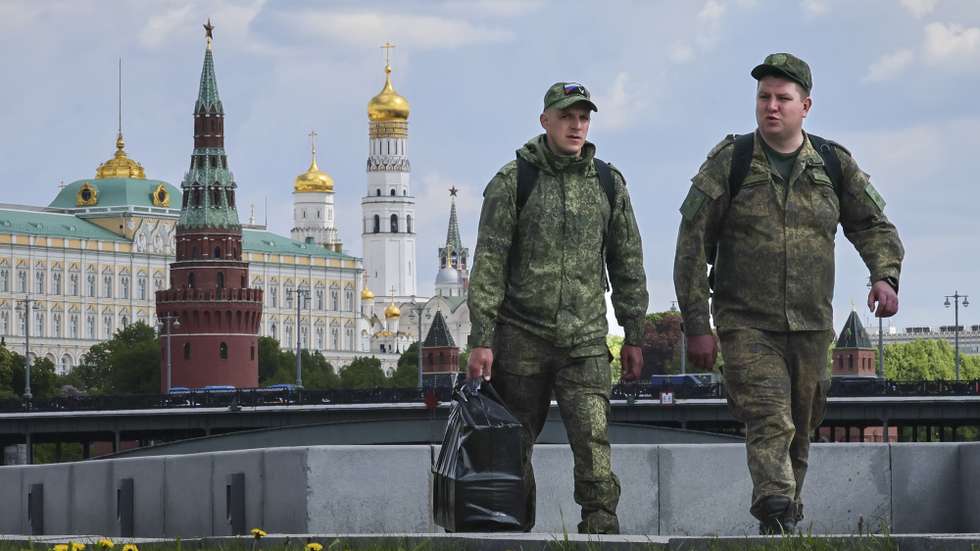 epa12102321 Two Russian soldiers walk in front of the Kremlin in Moscow, Russia, 15 May 2025.  EPA/YURI KOCHETKOV