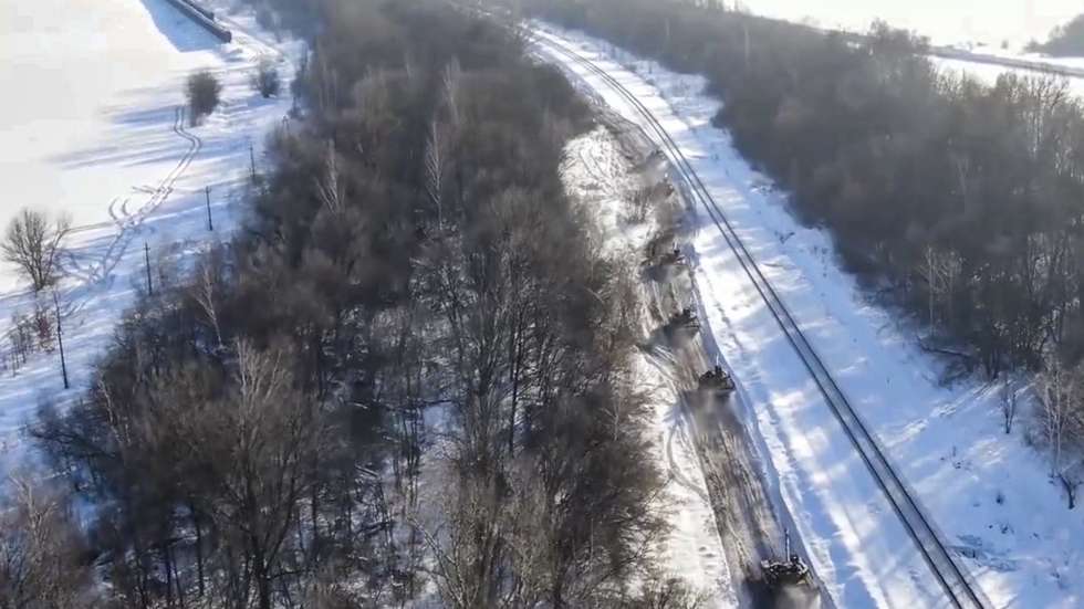 epa09762709 A handout still image taken from handout video made available by the Russian Defence Ministry press service shows Russian tanks drive to the railway station in Voronezh region,  Russia, 16 February 2022. Units of the Western and Southern military districts on February 15 began returning from exercises to their bases by rail and road, the Russian Defense Ministry said.  EPA/RUSSIAN DEFENCE MINISTRY PRESS SERVICE/HANDOUT HANDOUT  HANDOUT EDITORIAL USE ONLY/NO SALES