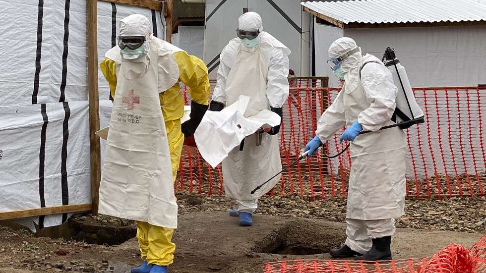 epa09564298 Health workers prepare the body of a victim of new case of Ebola for burial at an Ebola treatment center following an outbreak in Beni, North Kivu province, Democratic Republic of the Congo, 04 November 2021. According to the World Health Organization (WHO) there have been eight new Ebola virus cases in North Kivu province which marks a new outbreak in the country. Two of the eight were released after recovering on 04 November. There have been six fatalities. Some 573 people who have been exposed to the virus have been identified.  EPA/STR