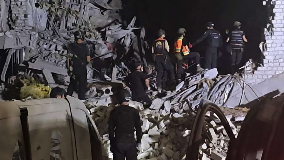epa11566447 A handout photo made available by the Dnipropetrovsk Regional State Administration shows Ukrainian rescuers working at the site of the rocket strike in Kryvyi Rih, Ukraine, 27 August 2024, amid the ongoing Russian invasion. At least two people died and five others were injured during the overnight rocket strike at a hotel building in Kryvyi Rih according to a State Emergency Service report. Russian troops entered Ukrainian territory on 24 February 2022, starting a conflict that has provoked destruction and a humanitarian crisis.  EPA/Dnipropetrovsk Regional State Administration / HANDOUT  BEST QUALITY AVAILABLE HANDOUT EDITORIAL USE ONLY/NO SALES
