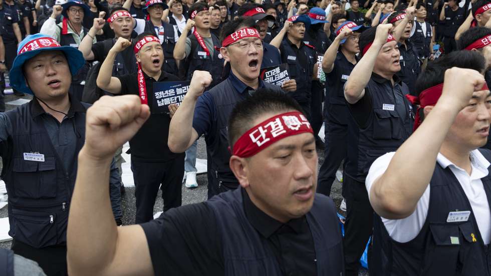 epaselect epa13182240 Workers of Hyundai Motor's union, shout slogans during a rally outside the Hyundai Seoul Headquarters in Seoul, South Korea, 21 August 2026. The labor union of Hyundai Motor Co. launched a full-day strike on 21 August after failing to reach an agreement with management over wages, marking the first time in 10 years that the automaker's union has staged an eight-hour strike.  EPA/JEON HEON-KYUN