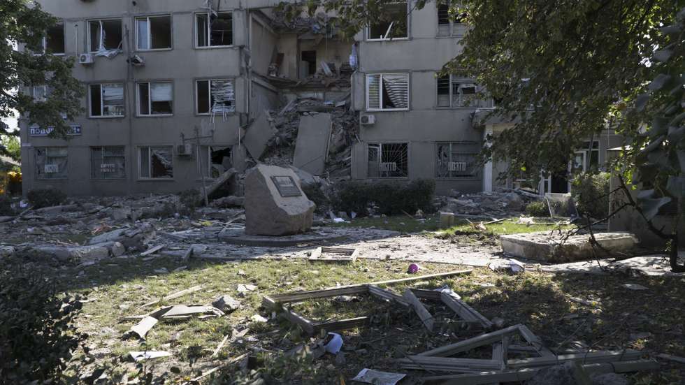 epa10183614 Exterior view on a damaged administrative building after a rocket strike in Mykolaiv, Ukraine, 14 September 2022 amid the Russian invasion. Russian troops entered Ukraine on 24 February 2022 starting a conflict that has provoked destruction and a humanitarian crisis.  EPA/OLEKSII PERK