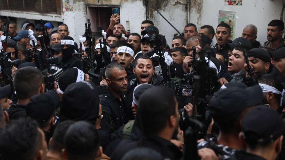 epa10296070 Militants hold their guns during the funeral of Palestinian Mahdi Hashash, 17, at Balata refugee camp near the west bank city of Nablus, 09 November 2022. A Palestinian teen was early Wednesday 09 November shot dead by Israeli gunfire during an Israeli military raid into the area of Joseph's Tomb, east of the occupied West Bank city of Nablus, the Palestinian Health Ministry said.  EPA/ALAA BADARNEH