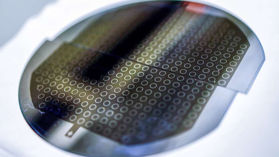 epa10858810 A wafer in a clean room at the Fraunhofer Institute for Electronic Nano Systems ENAS in Chemnitz, Germany, 13 September 2023. In 'Silicon Saxony', as the region is called, high-tech companies such as Infineon, Globalfoundries and Bosch, among others, produce. Taiwanese chip manufacturer TSMC also wants to build a semiconductor factory in Dresden. The new 'European Chips Act' passed by the EU Parliament is intended to make Europe less dependent on semiconductors from the USA and above all from Asia in the future. Instead, the EU wants to double its current ten percent share of global semiconductor production by 2030 and mobilize 43 billion euros for this purpose.  EPA/HANNIBAL HANSCHKE