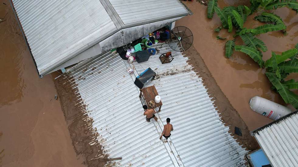 epa11598176 A handout photo made available by the Wiang Phang Kham Subdistrict Municipality shows local people on their rooftops during flooding due to heavy rain in urban areas of Mae Sai District, in Chiang Rai Province, northern of Thailand, 11 September 2024. At least four people have died, several are missing, and more than 14,300 households have been affected by flash floods and landslides caused by the impact of Typhoon Yagi in several northern provinces of Thailand, according to the Department of Disaster Prevention and Mitigation of Thailand.  EPA/WIANG PHANG KHAM SUBDISTRICT / HANDOUT  HANDOUT EDITORIAL USE ONLY/NO SALES