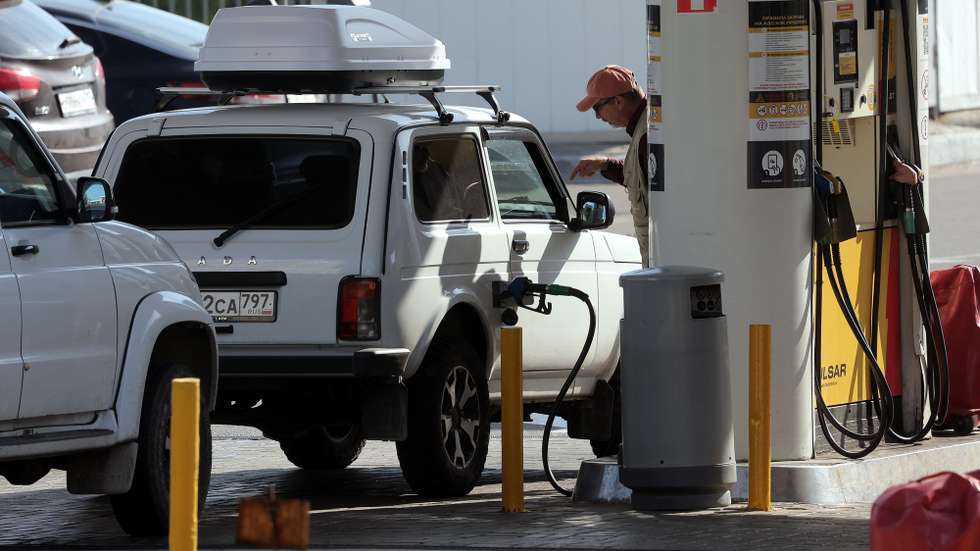 epa13180641 Cars line up at a Rosneft gas station in Moscow, Russia, 20 August 2026. Sales limitations on fuel at some gas stations come as a result of repeated Ukrainian drone attacks on Russian oil infrastructure.  EPA/MAXIM SHIPENKOV