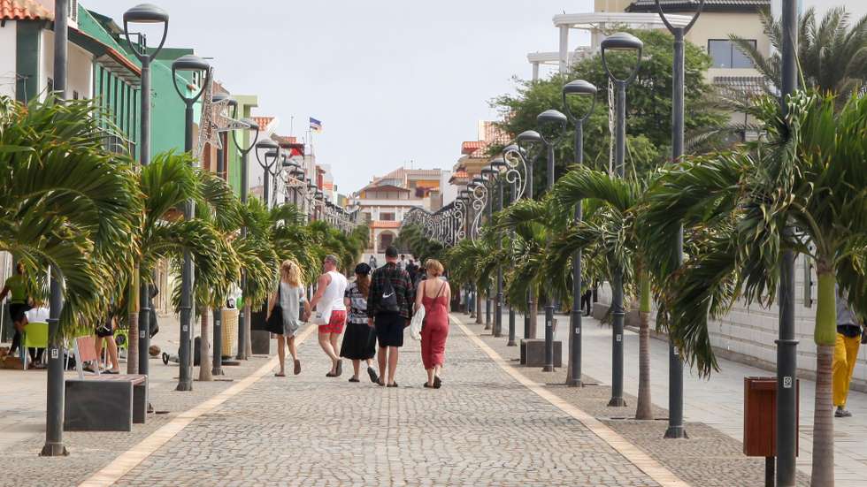 As nuvens negras ainda pairam, por estes dias, pela ilha cabo-verdiana do Sal e os turistas, alguns portugueses e polacos, contam-se pelos dedos das mãos numa qualquer volta pela outrora movimentada localidade de Santa Maria, Cabo Verde, 14 de janeiro de 2021. Quase metade do turismo em Cabo Verde passa por aqui, a ilha do sol, da praia e do mar azul, que desde março viu os turistas desaparecerem com a pandemia da covid-19, os mesmos que desde meados de dezembro voltam a percorrer, aos poucos, lentamente, a rua pedonal de Santa Maria, por entre bares e restaurantes que permanecem fechados, sem clientes suficientes. (ACOMPANHA TEXTO DE 17 DE JANEIRO DE 2021). FERNANDO DE PINA/LUSA