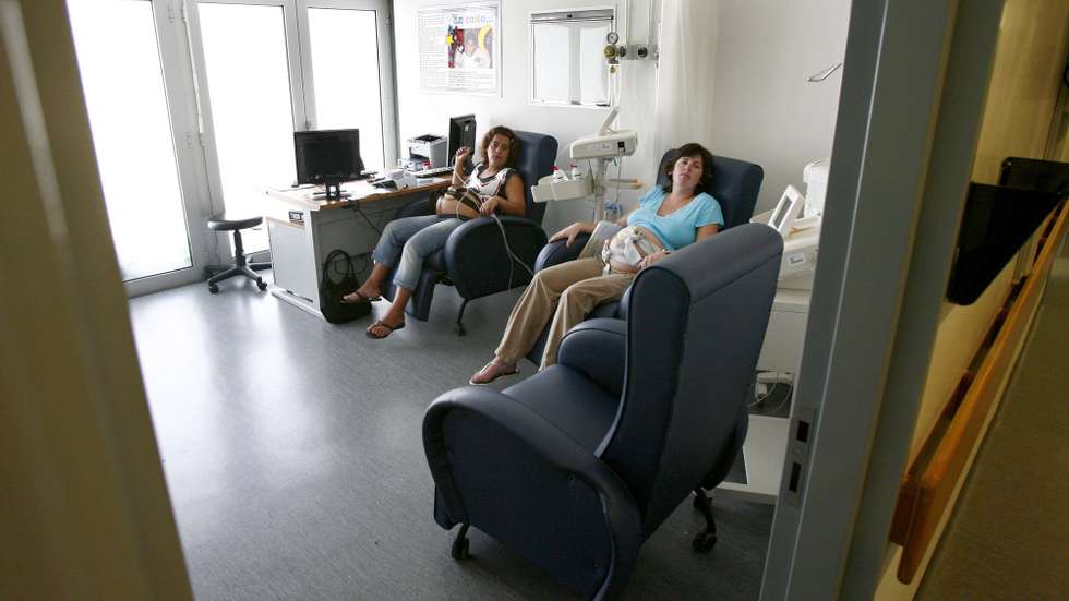 Utentes do serviço de urgência de obstetrícia, no Hospital S. Francisco Xavier, que reabriu no final do mês de Agosto, após ter estado encerrado durante uma semana devido à falta de pessoal, 10 Setembro 2008, em Lisboa. (ACOMPANHA TEXTO) JOSÉ SENA GOULÃO / LUSA