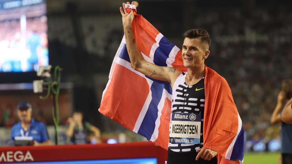 epa10849181 Jakob Ingebrigtsen of Norway celebrates as he beats the world record during the 2000m Men race at the IAAF Diamond League Memorial Van Damme athletics meeting in Brussels, Belgium, 08 September 2023.  EPA/OLIVIER HOSLET