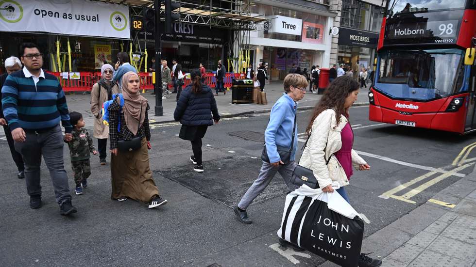epa10199188 Shoppers in Oxford Street in London, Britain, 22 September 2022. The British Chancellor of the Exchequer will make a fiscal statement on 23 September announcing a radical shift in the country's economic policy.  EPA/NEIL HALL