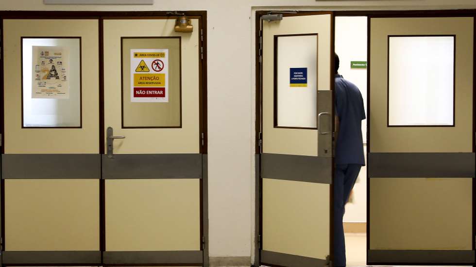 Hospital Santa Maria, em Lisboa, 18 de maio de 2021. Após várias transformações para dar resposta a milhares de doentes com covid-19, o Hospital Santa Maria, em Lisboa, regressou à normalidade com corredores cheios de utentes para ir a uma consulta externa, fazer exames ou mesmo uma cirurgia. (ACOMPANHA TEXTO DO DIA 21 DE MAIO DE 2021) JOÃO RELVAS/LUSA
