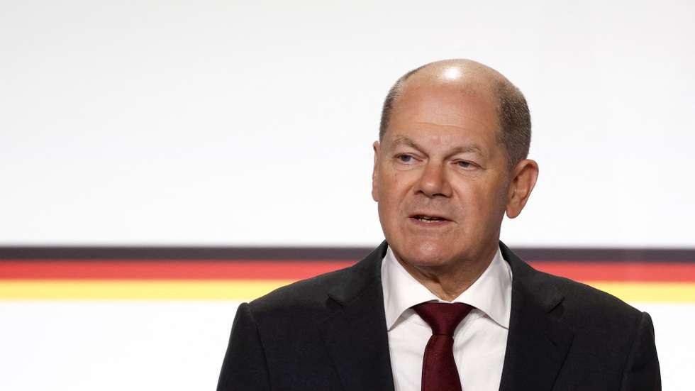 epa10423469 German Chancellor Olaf Scholz and French president attend a joint news conference as part of a Franco-German joint cabinet meeting, during the celebration of the 60th anniversary of the signing of the Elysee Treaty, at the Elysee Palace in Paris, France, 22 January 2023.  EPA/BENOIT TESSIER / POOL  MAXPPP OUT