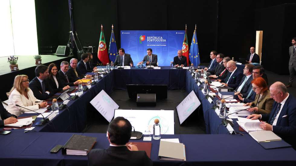 O primeiro-ministro, Luís Montenegro (C),  ladeado do diretor da Ovibeja, Rui Garrido (D), e do presidente da Câmara Municipal de Beja, Nuno Palma Ferro, durante o Conselho de Ministros, realizado hoje no recinto da Ovibeja, Beja, 30 de abril de 2026. NUNO VEIGA/LUSA