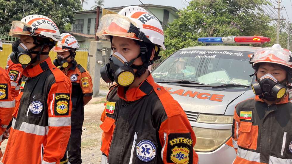 epa12002444 Rescuers observe a minute of silence during a week of national mourning in Mandalay, Myanmar, 01 April 2025. Myanmar’s military government has declared a week of national mourning after a 7.7-magnitude earthquake struck the country on 28 March, killing more than 2,000 people and injuring thousands, according to the government.  EPA/NYEIN CHAN NAING