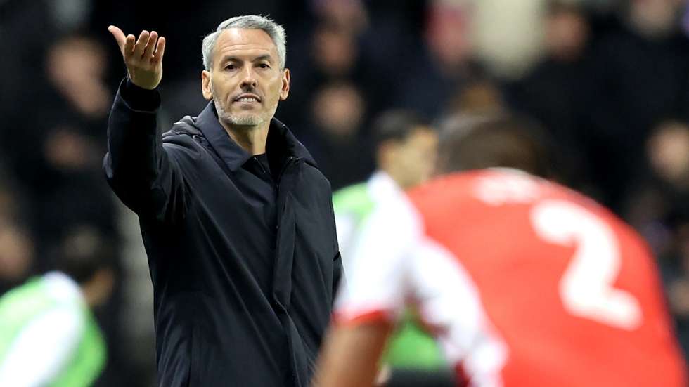 epa12553775 Braga head coach Carlos Vicens gestures on the touchline during the UEFA Europa League league phase match between Rangers and SC Braga in Glasgow, Britain, 27 November 2025.  EPA/ROBERT PERRY
