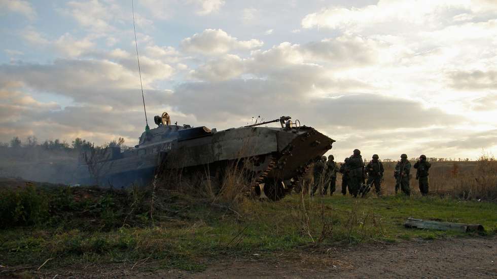 epa05568812 Pro-Russian rebel troops leave their positions during the withdrawal of forces from the front line in Petrovske village, about 50 km from Donetsk, Ukraine, 03 October 2016. Both Ukrain's army and the Russian-backed separatists announced on 01 October the withdrawal of their forces from Petrovske, as aprt of the demilitarisation agreement signed in September.  EPA/ALEXANDER ERMOCHENKO