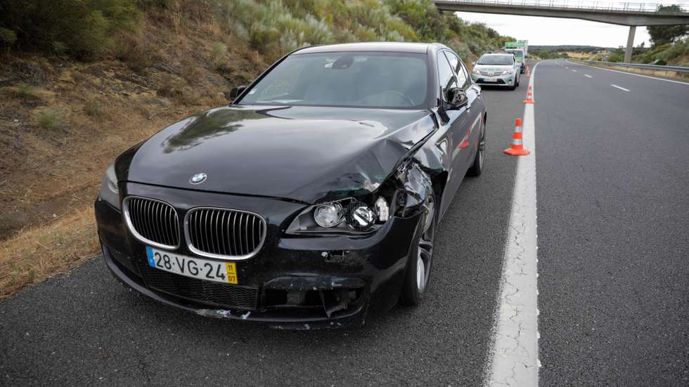 O carro onde seguia o ministro da Administração  Interna, Eduardo Cabrita, estacionado no A6 no seguimento de um acidente que envolveu uma vitima mortal por atropelamento, Évora, 18 de junho de 2021. PAULO CUNHA /LUSA