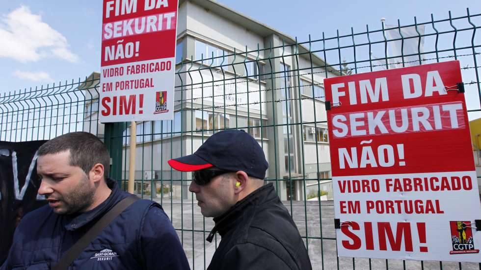 Arménio Carlos, secretário-geral da CGTP-IN, participa.na vigília dos trabalhadores da SGSP - Saint Gobain Sekurit Portugal (ex-Covina), 05 abril 2013, junto ao portão da fábrica, em Sta. Iria de Azóia . A empresa tenciona proceder ao despedimento coletivo de 23 trabalhadores e encerrar duas linhas de produção.