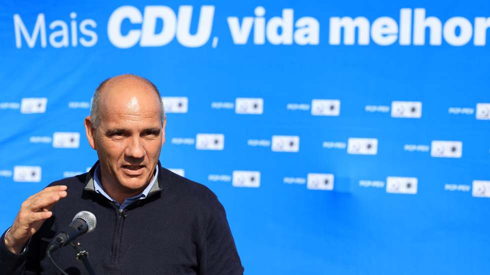 O secretário-geral do Partido Comunista Português (PCP), Paulo Raimundo, discursa durante uma ação de campanha, no âmbito da campanha para as eleições legislativas de 10 de março, junto à refinaria de Matosinhos, em Leça da Palmeira, 04 de março de 2024. O Presidente da República decretou a 15 de janeiro a dissolução do parlamento e a convocação de eleições legislativas antecipadas para 10 de março, na sequência da demissão do primeiro-ministro, António Costa, apresentada em 07 de novembro, por causa da Operação Influencer, e de imediato aceite pelo Presidente da República. ESTELA SILVA/LUSA