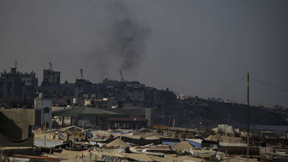 epa11569359 Smoke rises following an Israeli air strike during a military operation in Deir Al Balah, central Gaza Strip, 28 August 2024. More than 40,000 Palestinians and over 1,400 Israelis have been killed, according to the Palestinian Health Ministry and the Israel Defense Forces (IDF), since Hamas militants launched an attack against Israel from the Gaza Strip on 07 October 2023, and the Israeli operations in Gaza and the West Bank which followed it.  EPA/MOHAMMED SABER