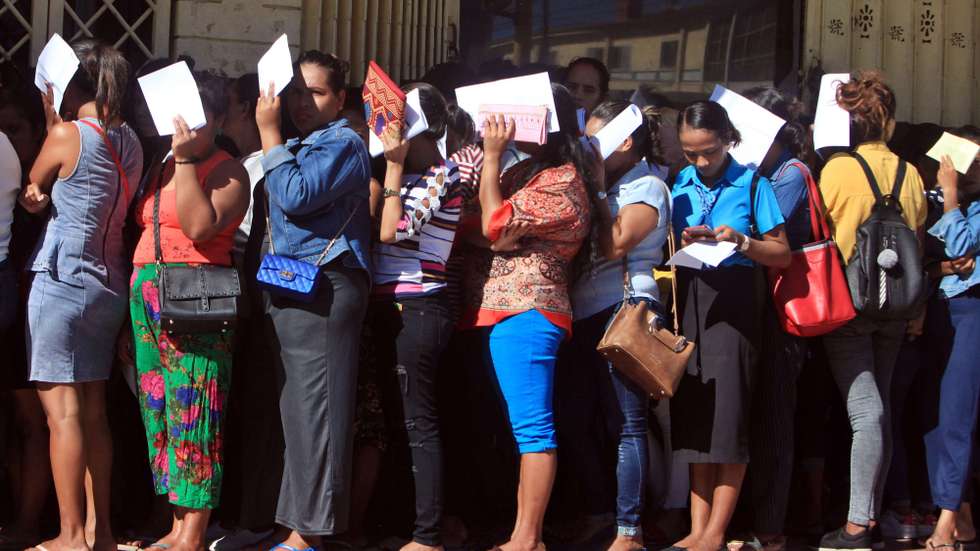 epa07645187 East Timorese residents queue to withdraw money outside of a bank in Dili, East Timor, also known as Timor Leste, 13 June 2019.  EPA/ANTONIO DASIPARU
