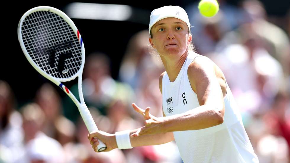 epa13080291 Iga Swiatek of Poland eyes the ball during her Women's Singles second round match against Karolina Pliskova of Czechia at the Wimbledon Championships in London, Britain, 02 July 2026.  EPA/ADAM VAUGHAN
