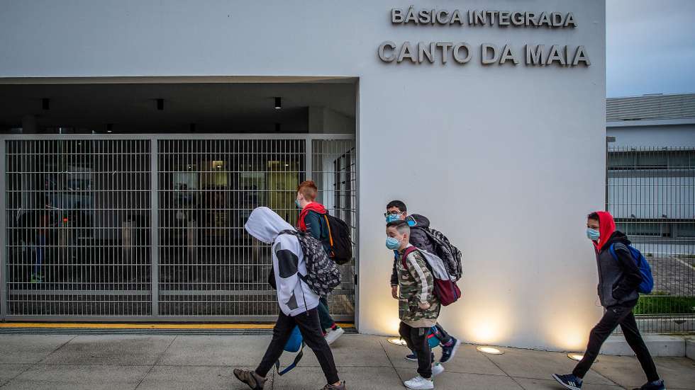 Estudantes à entrada para as aulas na escola EBI Canto da Maia, Ponta Delgada, Açores,  01 fevereiro 2021. Hoje foi retorno do ensino presencial até ao segundo ciclo em quatro dos seis concelhos da Ilha de São Miguel, tendo o Governo dos Açores decidido, devido à pandemia, manter o ensino à distância apenas na Ribeira Grande e em Vila Franca do Campo. EDUARDO COSTA /LUSA