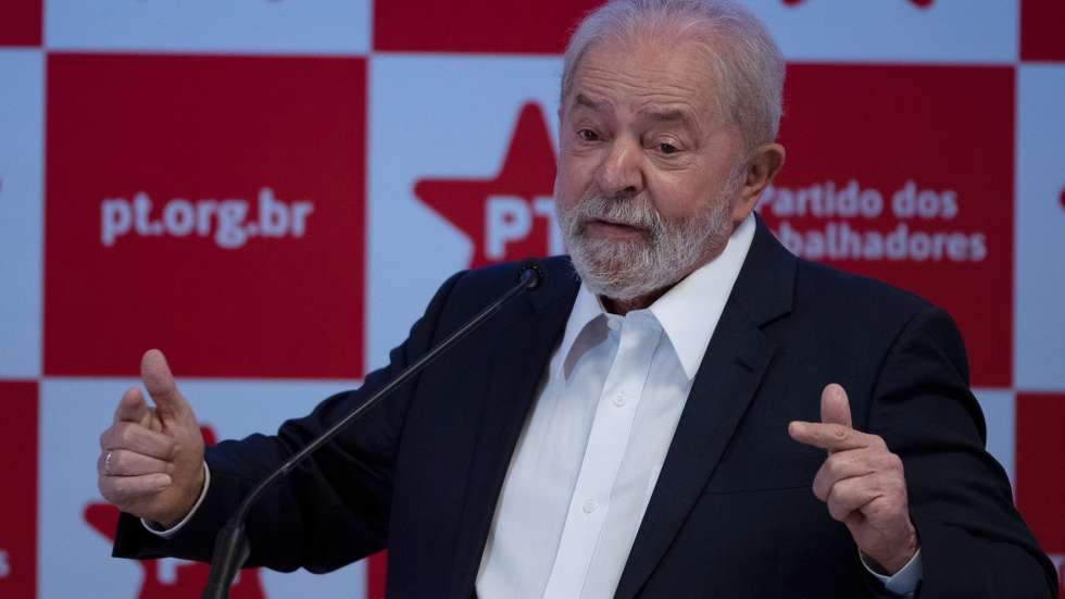 epa09513618 Former Brazilian President Luiz Inacio Lula da Silva speaks at a press conference at a hotel in the city of Brasilia, Brazil, 08 October 2021. About to turn 76 years old, the former president of Brazil Luiz Inacio 'Lula' da Silva appears before the media in Brasilia to clear up doubts about his candidacy for the presidency of the country.  Brazil will hold presidential elections in 2022.  EPA/JOEDSON ALVES