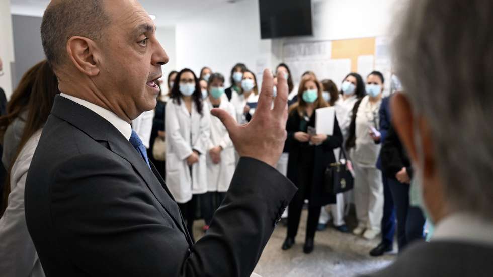 O ministro da Saúde, Manuel Pizarro (E), fala aos profissionais de saúde durante a inauguração da Unidade de Saúde Familiar (USF) Godinho de Faria, em São Mamede de Infesta, Matosinhos, 17 de fevereiro de 2023. FERNANDO VELUDO/LUSA