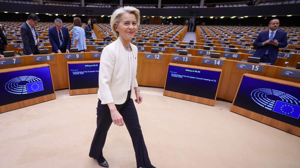 epaselect epa12522384 European Commission President Ursula von der Leyen arrives before a debate to assess the outcome of the October European Council meeting during a plenary session of the European Parliament in Brussels, Belgium, 13 November 2025.  EPA/OLIVIER HOSLET