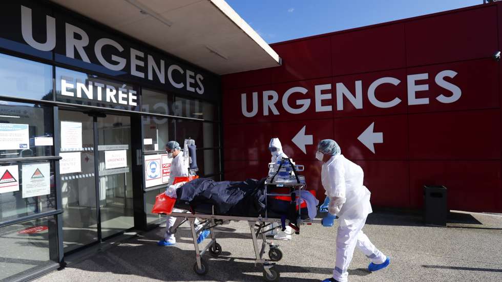 epa09078249 Hospital medical staff carry a patient with the Covid-19 disease at the Clinic du Millenaire, in Montpellier, France, 16 March 2021 after his evacuation from the city of Aix-en-Provence. Intensive care units of Provence Alpes Cote d'Azur's region actually are overloaded with Covid-19 patients and patients are moved to Occitanie region.  EPA/HORCAJUELO