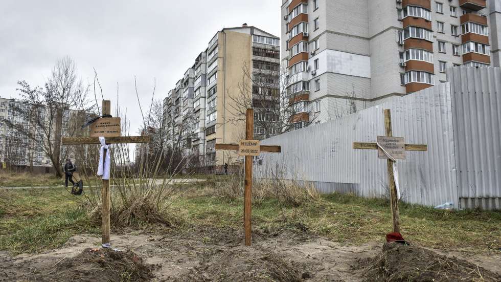 epaselect epa09866793 The graves of local citizens, who died during Russian invasion, in front of residential buildings in the areas recaptured by the Ukrainian army in the city of Kyiv (Kiev), Ukraine, 02 April 2022. Dmitrivka and the area around had recently been recaptured by the Ukrainian army from Russian forces. On 24 February, Russian troops had entered Ukrainian territory in what the Russian president declared a 'special military operation', resulting in fighting and destruction in the country, a huge flow of refugees, and multiple sanctions against Russia.  EPA/OLEG PETRASYUK