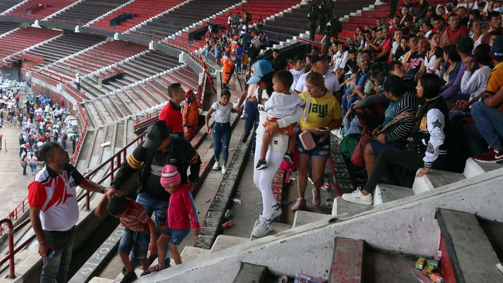 epa11843514 Those displaced by violence in Catatumbo gather at the General Santander stadium in Cucuta, Colombia, 21 January 2025. The governor of the Colombian Department of Norte de Santander, William Villamizar, declared a 'social and economic emergency' in that region of the northeast of the country due to the humanitarian crisis caused by the clashes between the ELN guerrilla group and FARC dissidents in the Catatumbo area (northeast).  EPA/MARIO CAICEDO