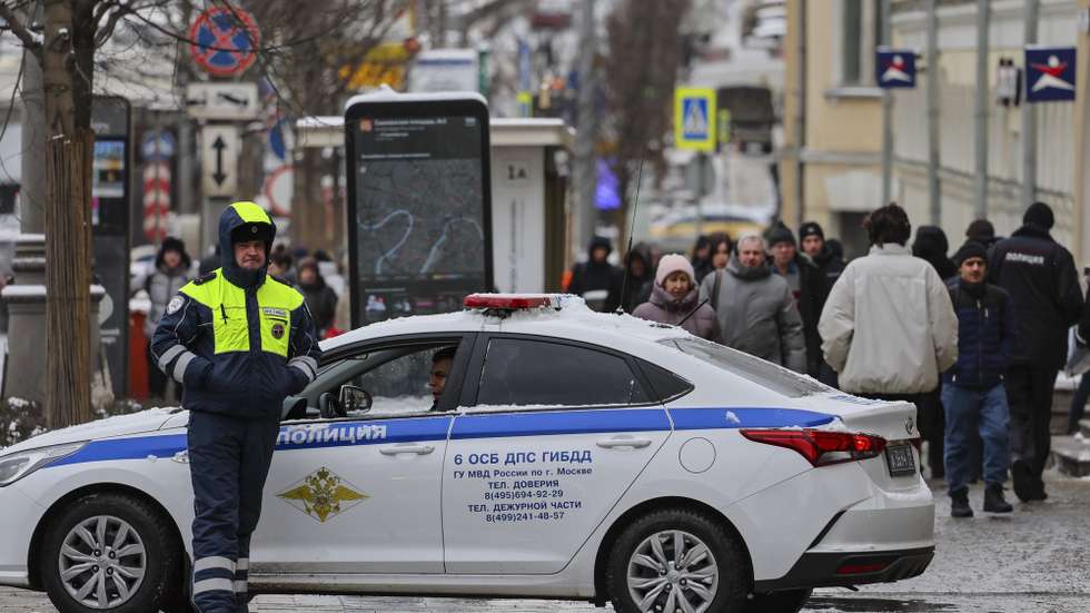 epa11910209 A police officer patrolling on a street in Moscow, Russia, 20 February 2025.  EPA/YURI KOCHETKOV