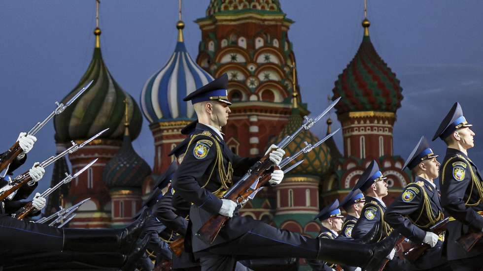 epaselect epa12314656 Members of the Guard of Honor of the Presidential regiment of the Commandant's Office of the Moscow Kremlin perform during the opening of the International Military Music Festival 'Spasskaya Tower' on the Red Square in Moscow, Russia, 21 August 2025. The festival runs from 21 to 31 August 2025.  EPA/YURI KOCHETKOV