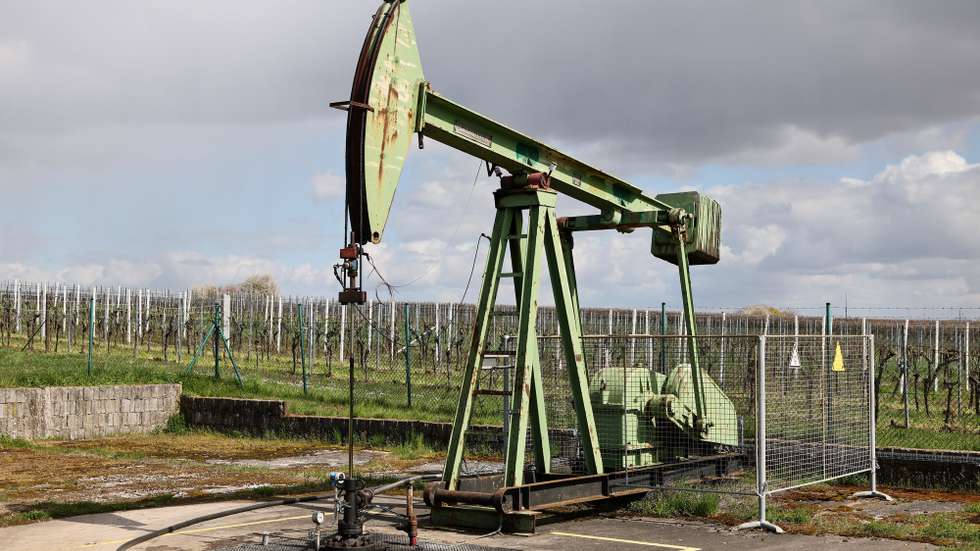 epa12850779 A view of a crude oil pump in Walsheim near Landau, Germany, 26 March 2026. The global oil benchmark, Brent Crude, saw significant upward pressure on 26 March, with prices remaining elevated amid heightened geopolitical tensions and ongoing supply concerns.  EPA/RONALD WITTEK