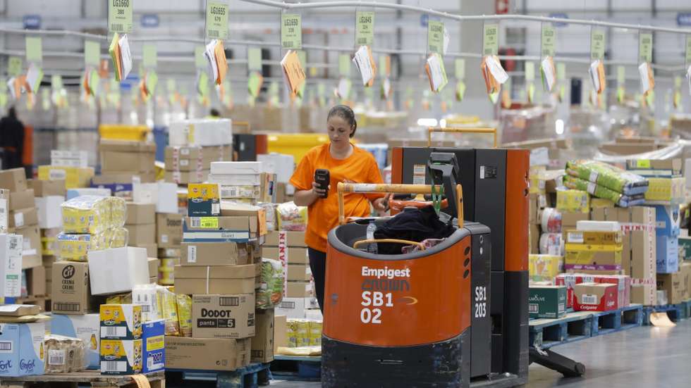 Esta proposta "corresponde a um dividendo bruto de 0,55 euros por ação (excluindo as 859.000 ações próprias em carteira) e representa um 'payout' [mede a percentagem do lucro de uma empresa que se reparte como dividendo] de cerca de 50% dos resultados consolidados ordinários (ou cerca 56% dos resultados líquidos consolidados), quando excluídos os efeitos da aplicação da IFRS16", refere a Jerónimo Martins