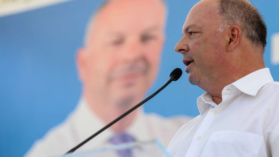 O candidato pelo CDS-PP à Câmara Municipal de Ponte de Lima, Vítor Mendes, discursa durante o comício de apresentação, em Ponte de Lima, 03 de setembro de 2017. ARMÉNIO BELO/LUSA