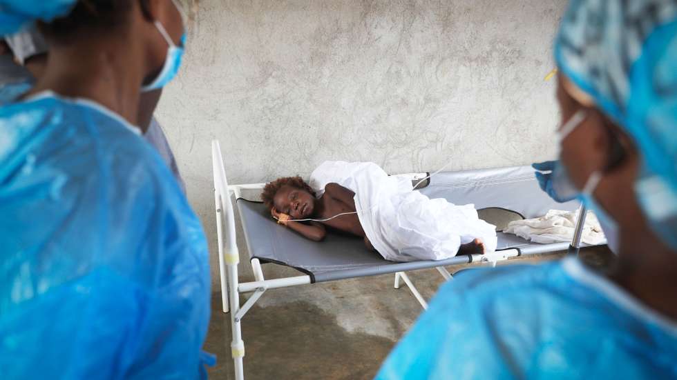 Uma criança recebe tratamento médico na sala de internamento na localidade de Luinha, na comuna da Canhoca na província do Kwanza Norte, sujeita a cerca sanitária devido a um surto de cólera, Luinha, Angola, 20 de março de 2025.  (ACOMPANHA TEXTO DE 22-03-2025)  AMPE ROGÉRIO/LUSA